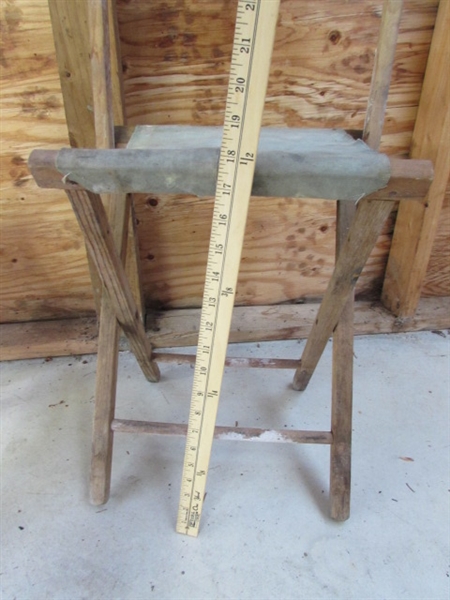 3 FOLDING BEACH CHAIRS & 2 VINTAGE FOLDING CHAIRS