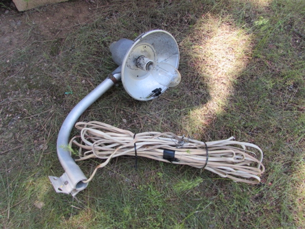 OUTDOOR LIGHT FIXTURE W/METAL HALIDE BULB