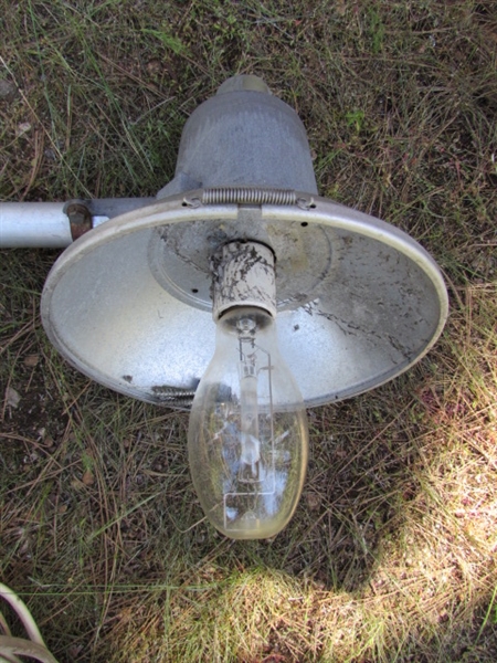 OUTDOOR LIGHT FIXTURE W/METAL HALIDE BULB