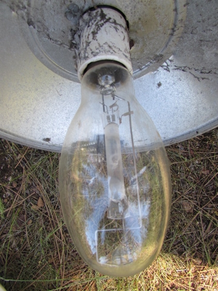 OUTDOOR LIGHT FIXTURE W/METAL HALIDE BULB
