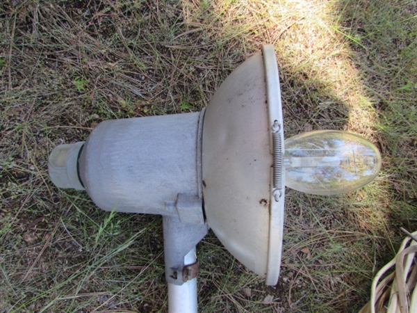 OUTDOOR LIGHT FIXTURE W/METAL HALIDE BULB