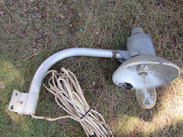 OUTDOOR LIGHT FIXTURE W/METAL HALIDE BULB