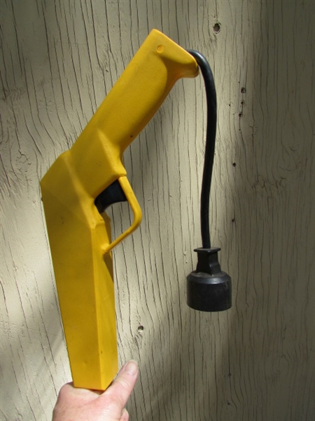 2 GAS POWERED & 1 ELECTRIC STRING TRIMMERS & EXTENSION CORDS