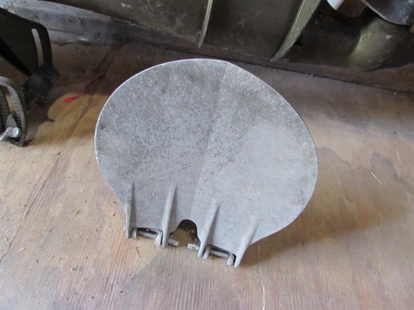 VINTAGE SEA KING 3HP BOAT MOTOR - HAS COMPRESSION