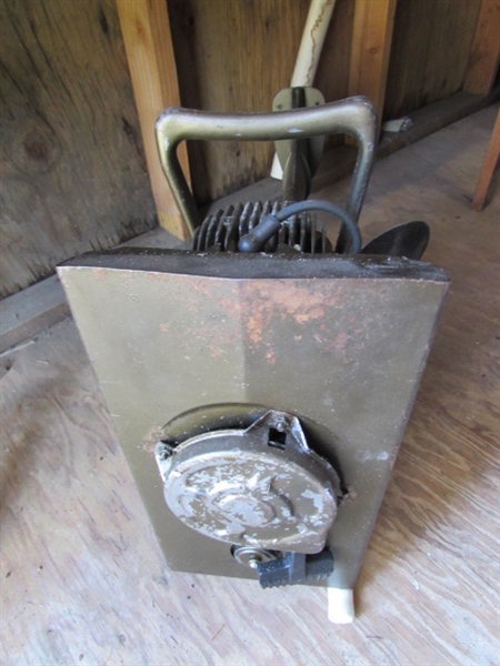 VINTAGE SEA KING 3HP BOAT MOTOR - HAS COMPRESSION