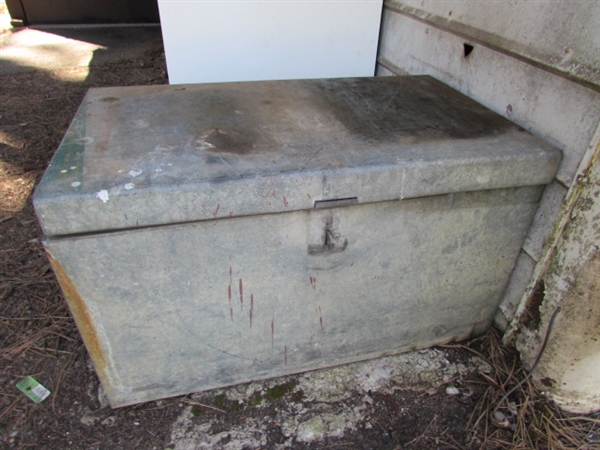 METAL STORAGE BOX W/CHAINS