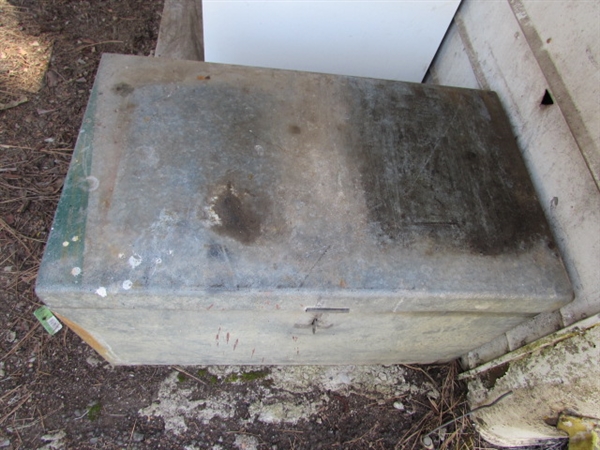 METAL STORAGE BOX W/CHAINS