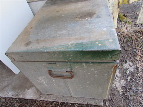 METAL STORAGE BOX W/CHAINS