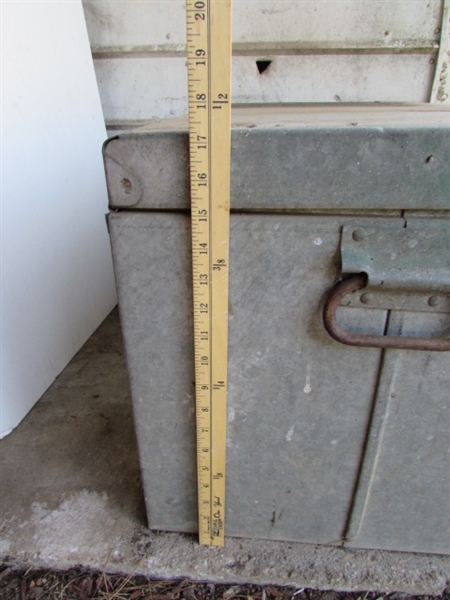 METAL STORAGE BOX W/CHAINS