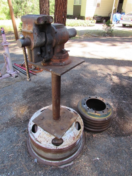 4 1/2 VISE ON STAND