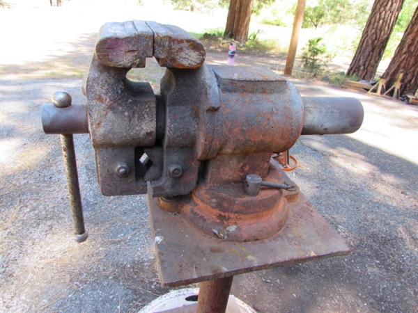 4 1/2 VISE ON STAND