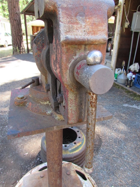4 1/2 VISE ON STAND