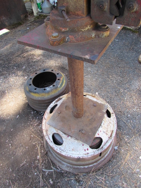 4 1/2 VISE ON STAND