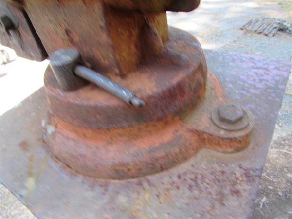 4 1/2 VISE ON STAND