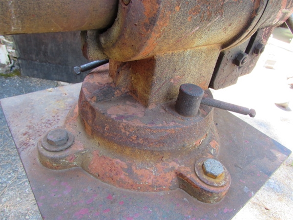 4 1/2 VISE ON STAND