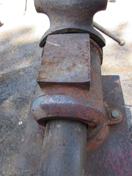 4 1/2 VISE ON STAND