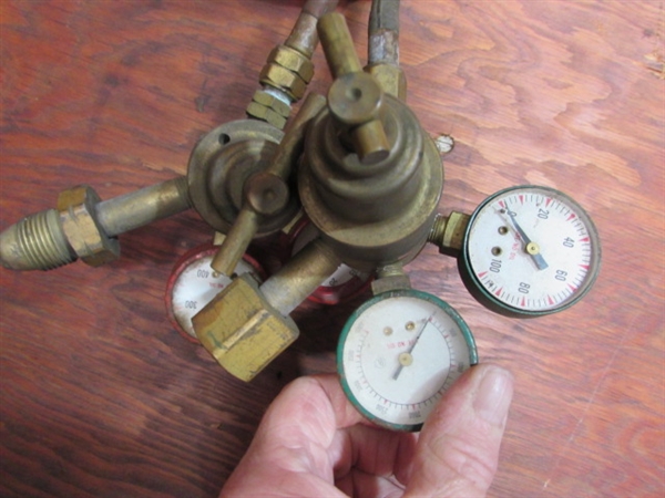 PRESSURE REGULATORS W/HOSE