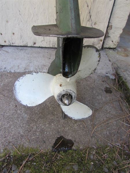 VINTAGE 10 HP JOHNSON BOAT MOTOR - HAS COMPRESSION