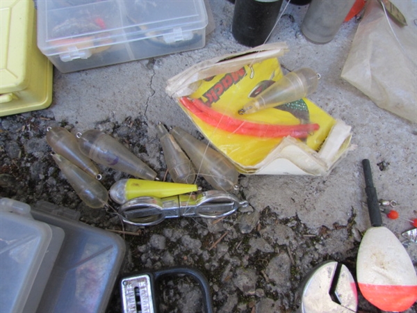 FISHING VEST & TONS OF FISHING TACKLE, FLIES & MORE