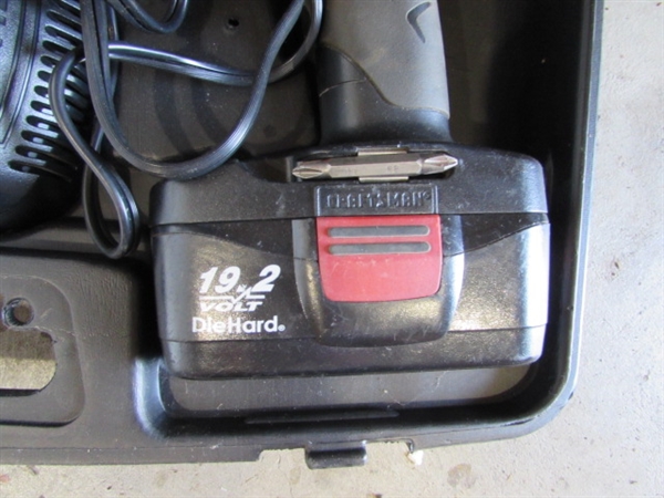 CRAFTSMAN 19.2 V BATTERY POWERED DRILL IN CASE W/BATTERIES & CHARGER - WORKS