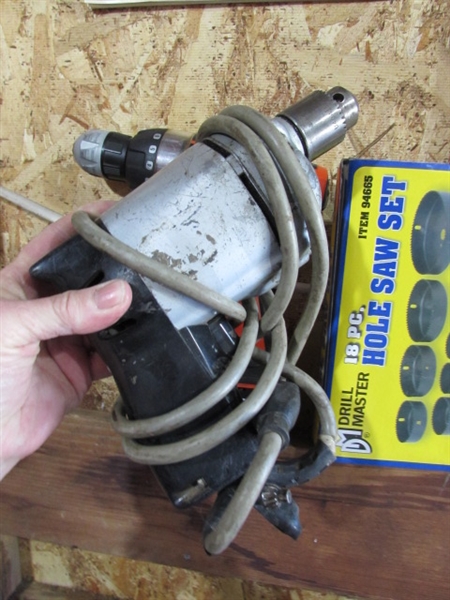BLACK & DECKER 12V CORDLESS DRILL W/BATTERY (NO CHARGER), ELECTRIC DRILL & SET OF HOLE SAWS