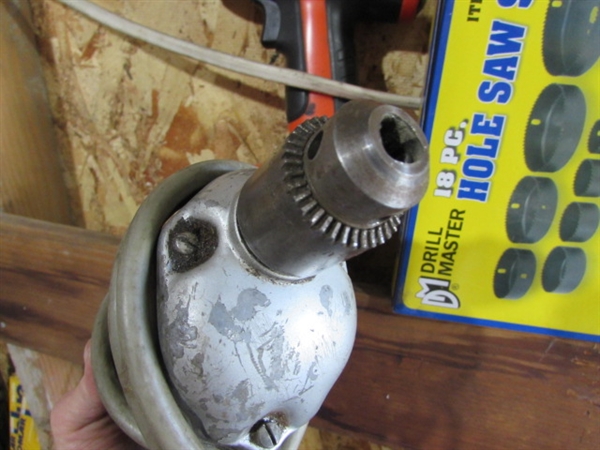 BLACK & DECKER 12V CORDLESS DRILL W/BATTERY (NO CHARGER), ELECTRIC DRILL & SET OF HOLE SAWS