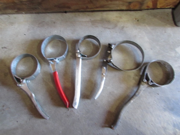 US GENERAL OIL PRESSURE TESTER & ASST OIL FILTER WRENCHES