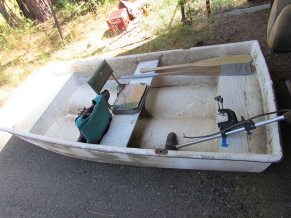 5' FIBERGLASS FLAT BOTTOM BOAT W/SHAKESPEARE TROLLING MOTOR (UNKNOWN CONDITION)