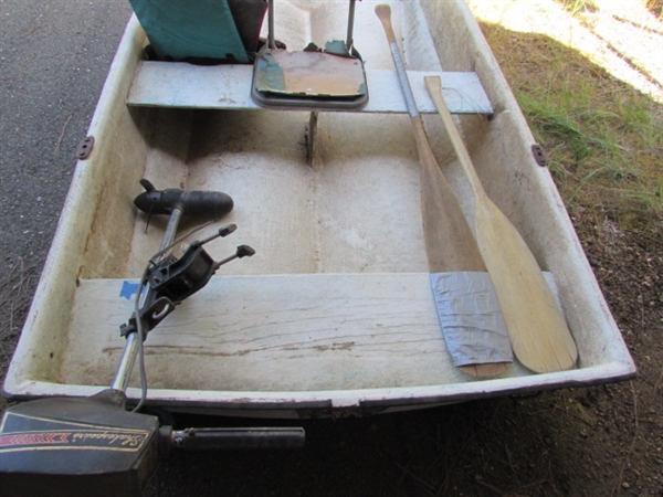 5' FIBERGLASS FLAT BOTTOM BOAT W/SHAKESPEARE TROLLING MOTOR (UNKNOWN CONDITION)