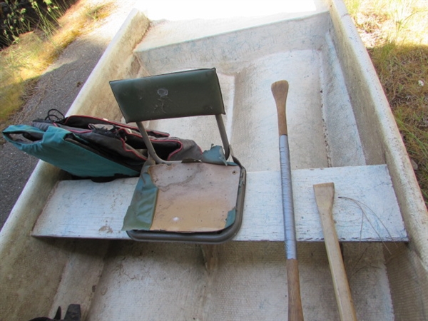5' FIBERGLASS FLAT BOTTOM BOAT W/SHAKESPEARE TROLLING MOTOR (UNKNOWN CONDITION)