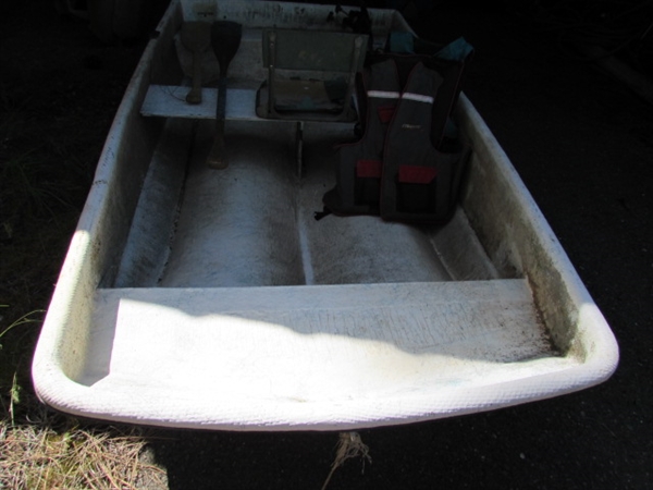 5' FIBERGLASS FLAT BOTTOM BOAT W/SHAKESPEARE TROLLING MOTOR (UNKNOWN CONDITION)