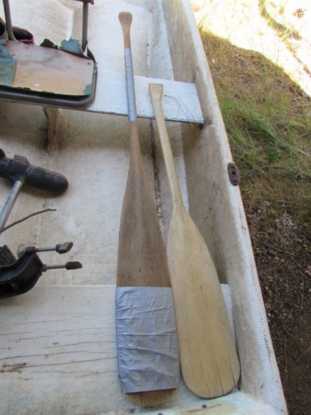 5' FIBERGLASS FLAT BOTTOM BOAT W/SHAKESPEARE TROLLING MOTOR (UNKNOWN CONDITION)