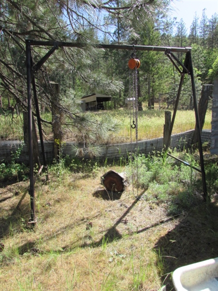 METAL A-FRAME ON WHEELS WITH CHAIN HOIST