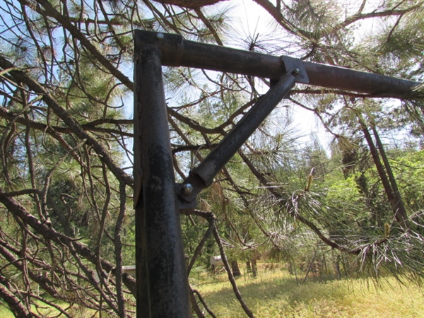 METAL A-FRAME ON WHEELS WITH CHAIN HOIST