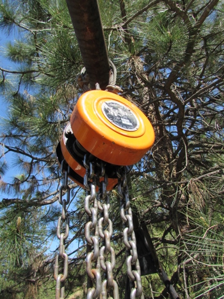 METAL A-FRAME ON WHEELS WITH CHAIN HOIST