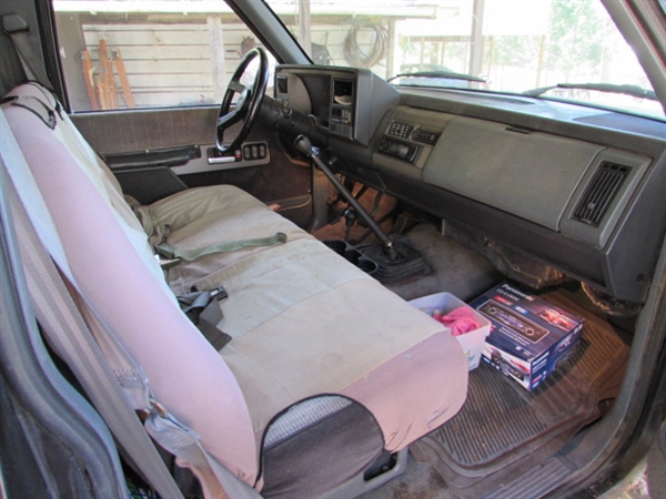 1990 CHEVROLET PICKUP - RUNS - SOLD AS-IS FOR PARTS/REPAIR