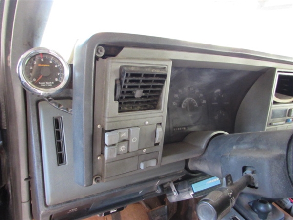 1990 CHEVROLET PICKUP - RUNS - SOLD AS-IS FOR PARTS/REPAIR