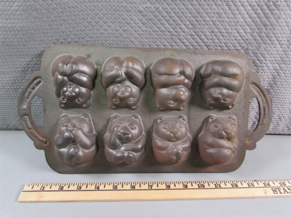 CAST IRON BEAR CORNBREAD PAN