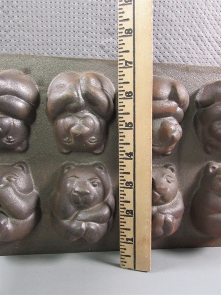 CAST IRON BEAR CORNBREAD PAN