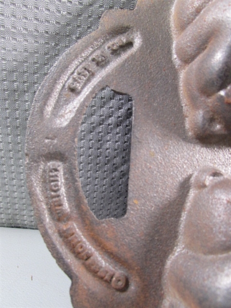 CAST IRON BEAR CORNBREAD PAN