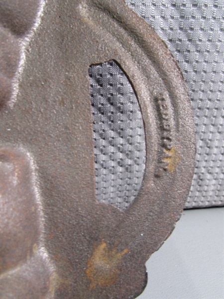 CAST IRON BEAR CORNBREAD PAN