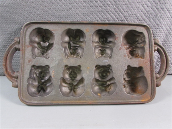 CAST IRON BEAR CORNBREAD PAN