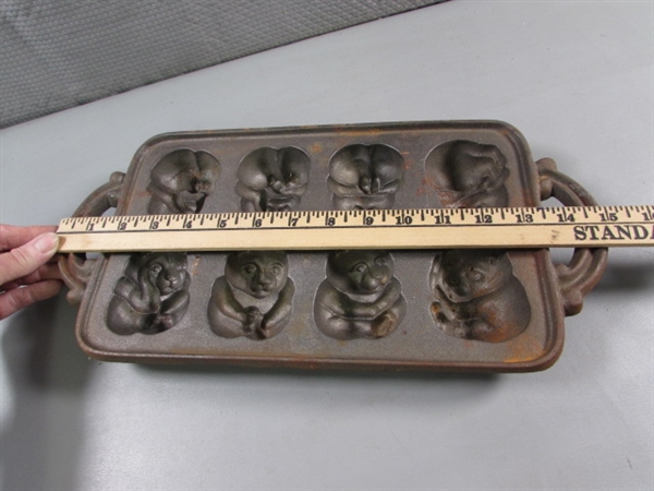CAST IRON BEAR CORNBREAD PAN