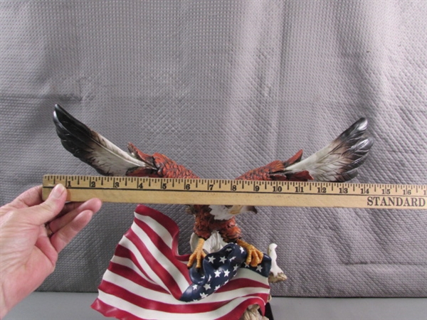 AMERICAN FLAG/EAGLE STATUE & PENNANT SET