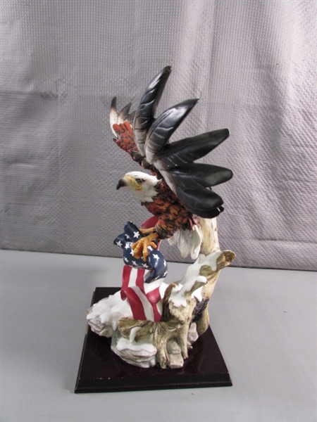 AMERICAN FLAG/EAGLE STATUE & PENNANT SET