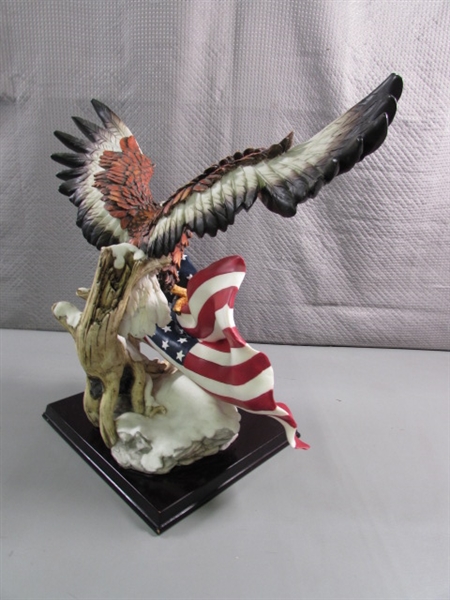 AMERICAN FLAG/EAGLE STATUE & PENNANT SET
