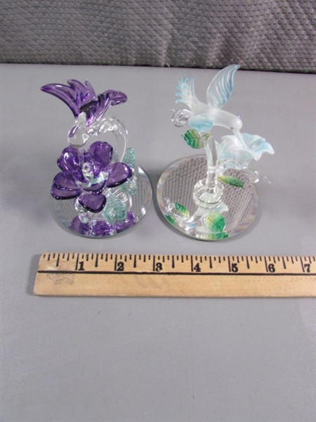 PAIR OF HAND BLOWN GLASS HUMMINGBIRDS