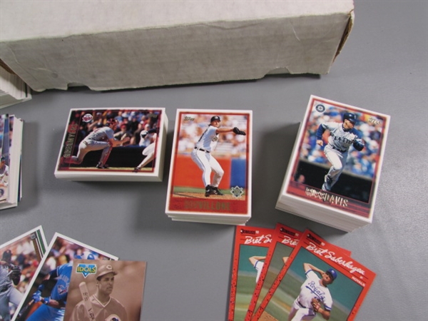 BASEBALL CARDS - LOOSE & SEALED PACKS
