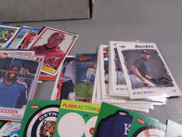BASEBALL CARDS - LOOSE & SEALED PACKS