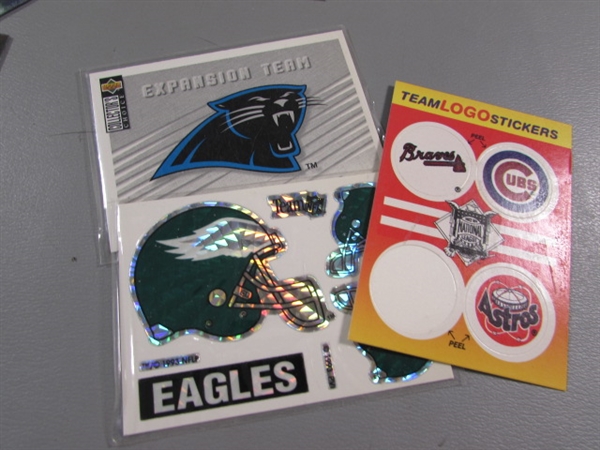 FOOTBALL CARDS - LOOSE & SEALED PACKS